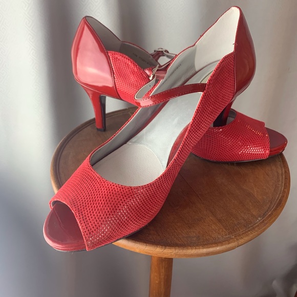 Trotters Red Patent Leather Peep Toe Heels - Picture 2 of 3